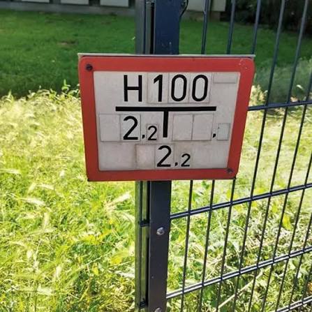 Prüffoto 3: Hinweisschild nach DIN 4066 mit H 100, leicht verblasst