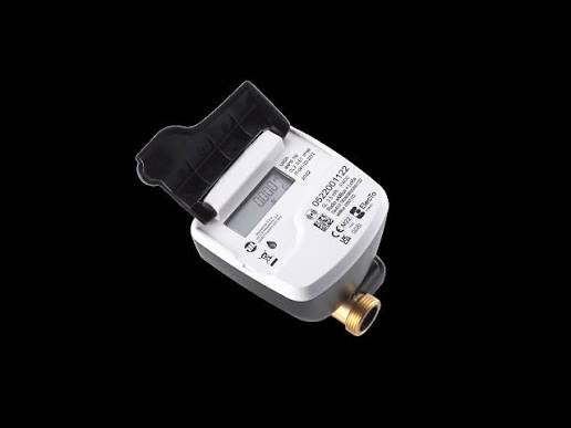 Elektronischer Wasserzähler von Maddalena mit aufgeklapptem Deckel