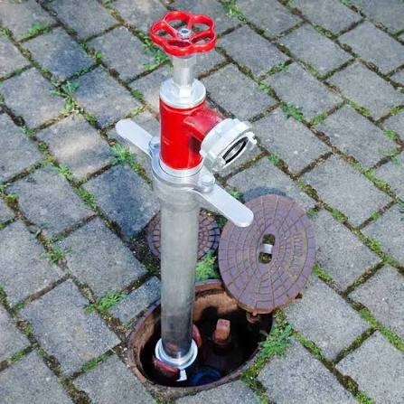 Prüffoto 1: Standrohr auf dem Unterflurhydranten, Straßenkappe geöffnet